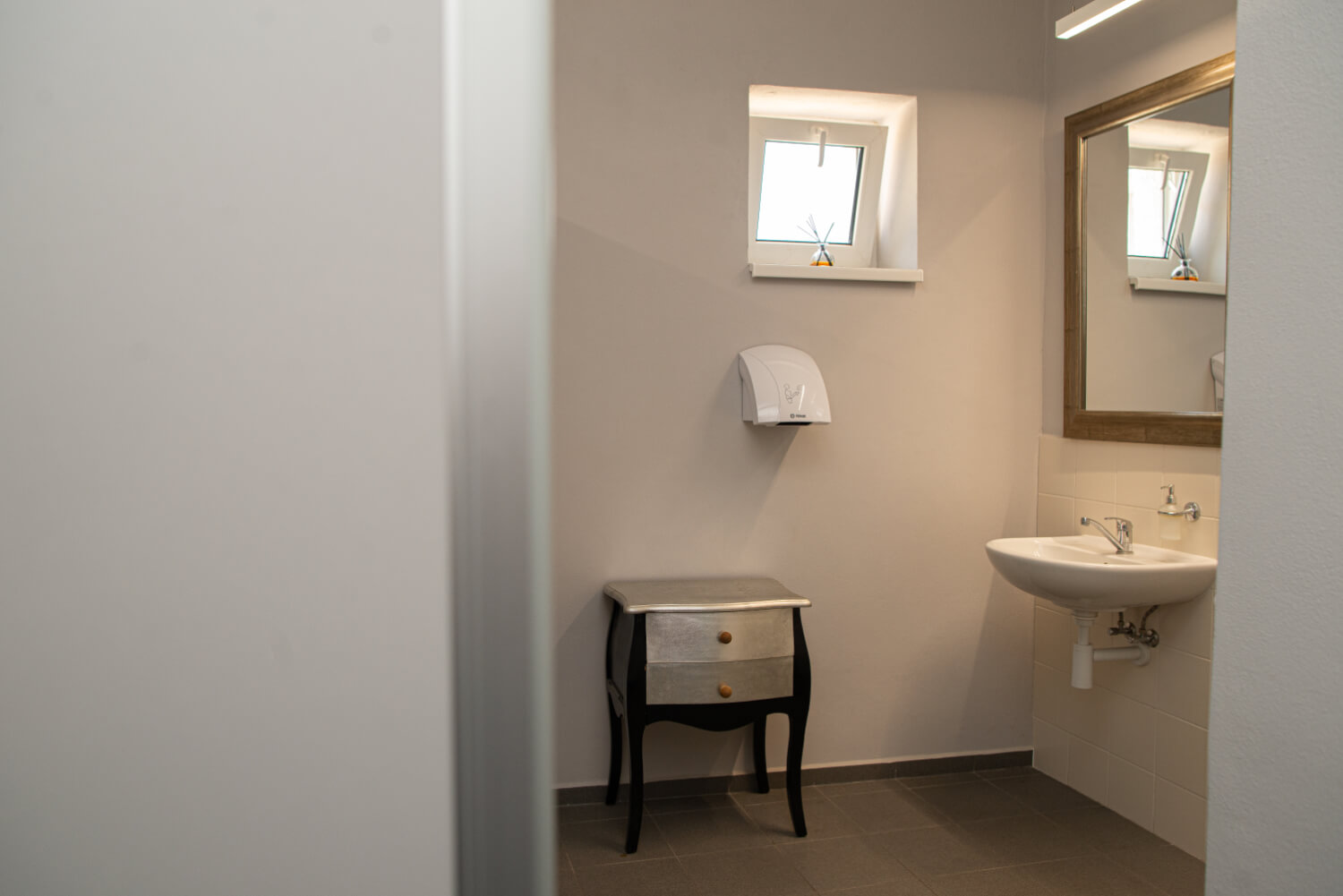 Zreakonstruované toalety v budově Moravolen vlastněné společností OSAPO reality